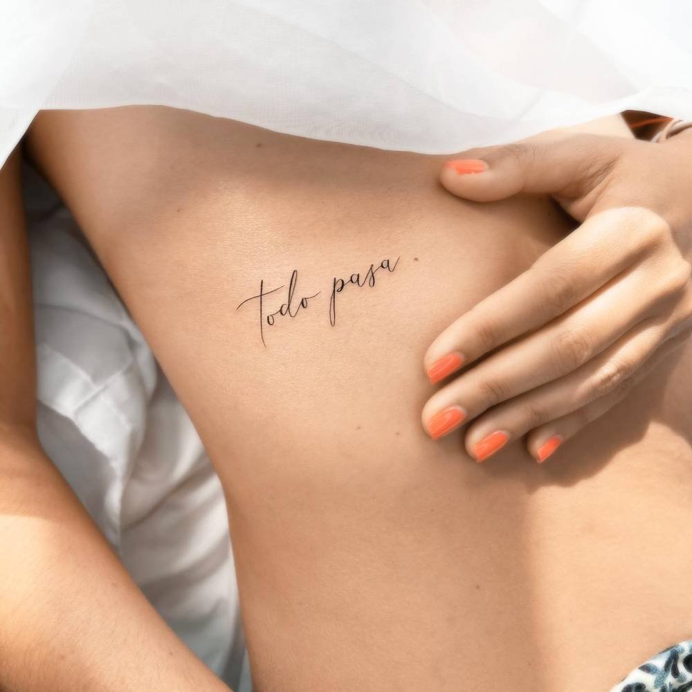 Rib Quote Tattoo Inspiration | Tatuagens femininas delicadas, Locais de  tatuagem, Tatoo